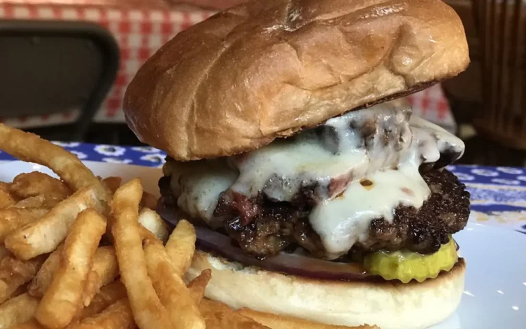 McKenzie Station Pub beef briscuit burger 768x480