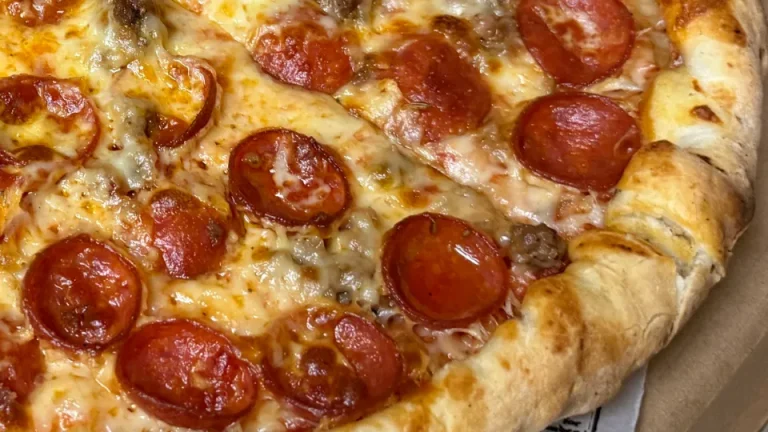 McKenzie Stage Stop Pizza pie closeup 768x432