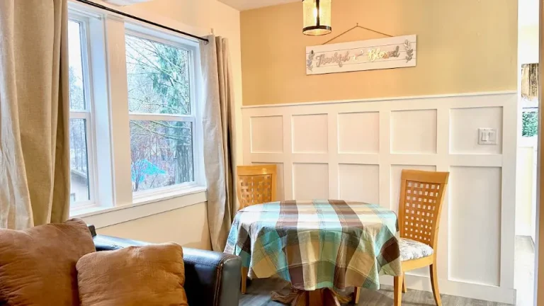 River Glen Cottage dining room 768x432