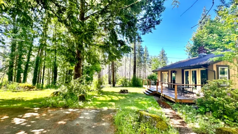 River Glen Cottage front deck wide 768x432