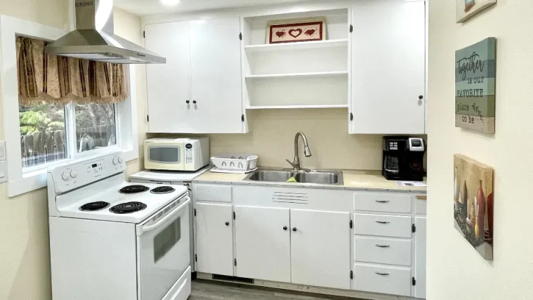River Glen Cottage kitchen 768x432