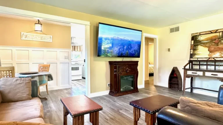 River Glen Cottage livingoom2 768x432
