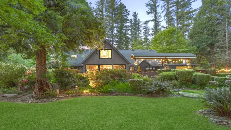 Eagle Rock Lodge dusk 768x432