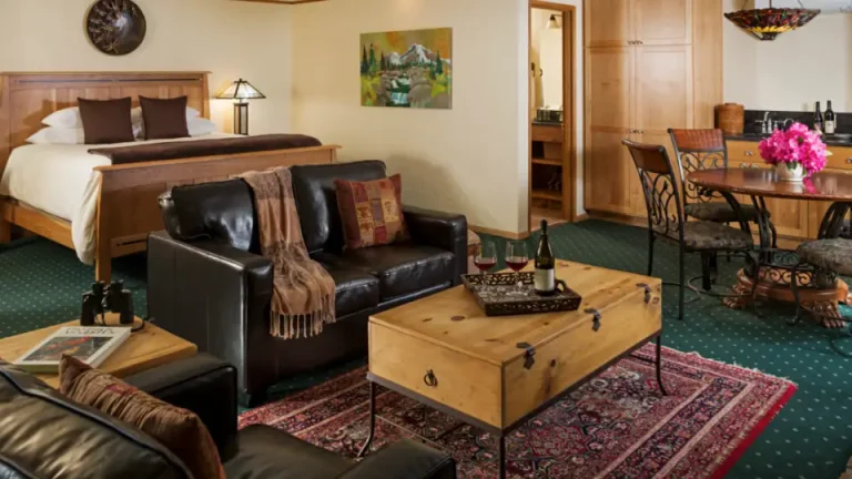 Eagle Rock Lodge inside 768x432