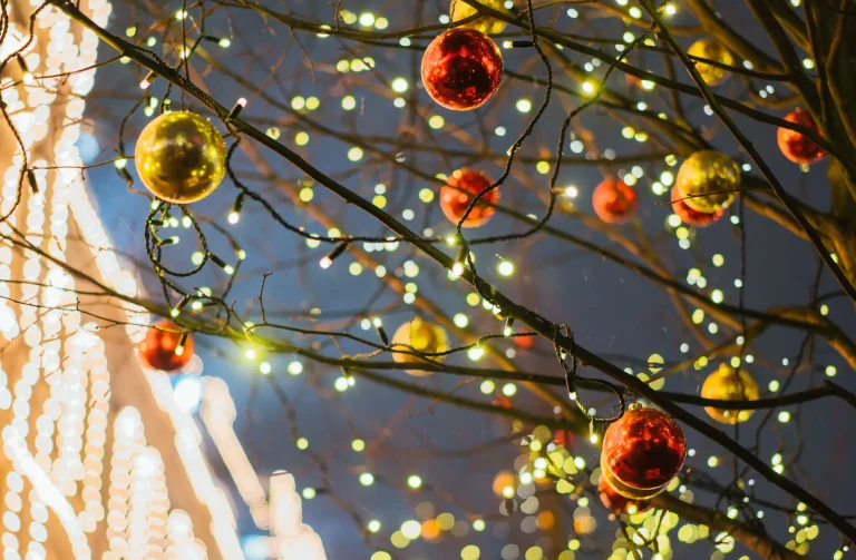 christmas lights tree 768x503