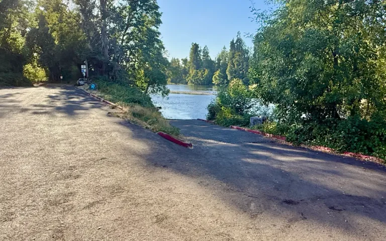 Harvest Lane Boat Launch approach 768x480