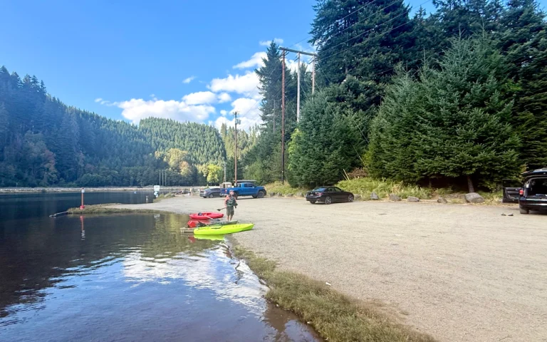Leaburg Lake Landing kayak 768x480